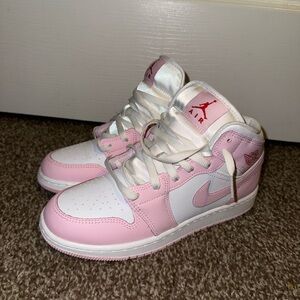 Jordan 1’s Kids Sneakers in Pink and White